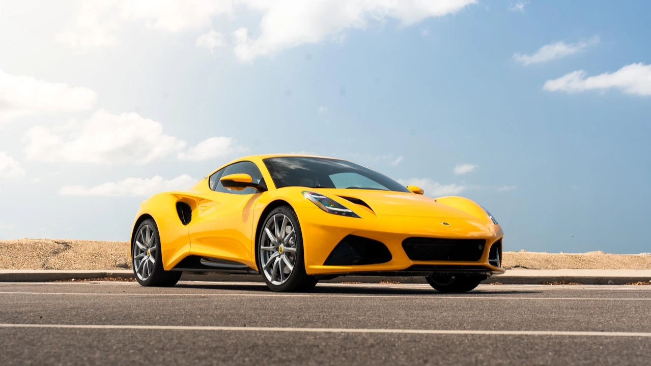 2025 Lotus Emira - Image 28 of 31