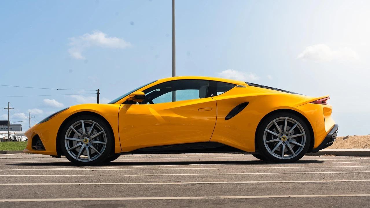 2025 Lotus Emira - Image 14 of 31