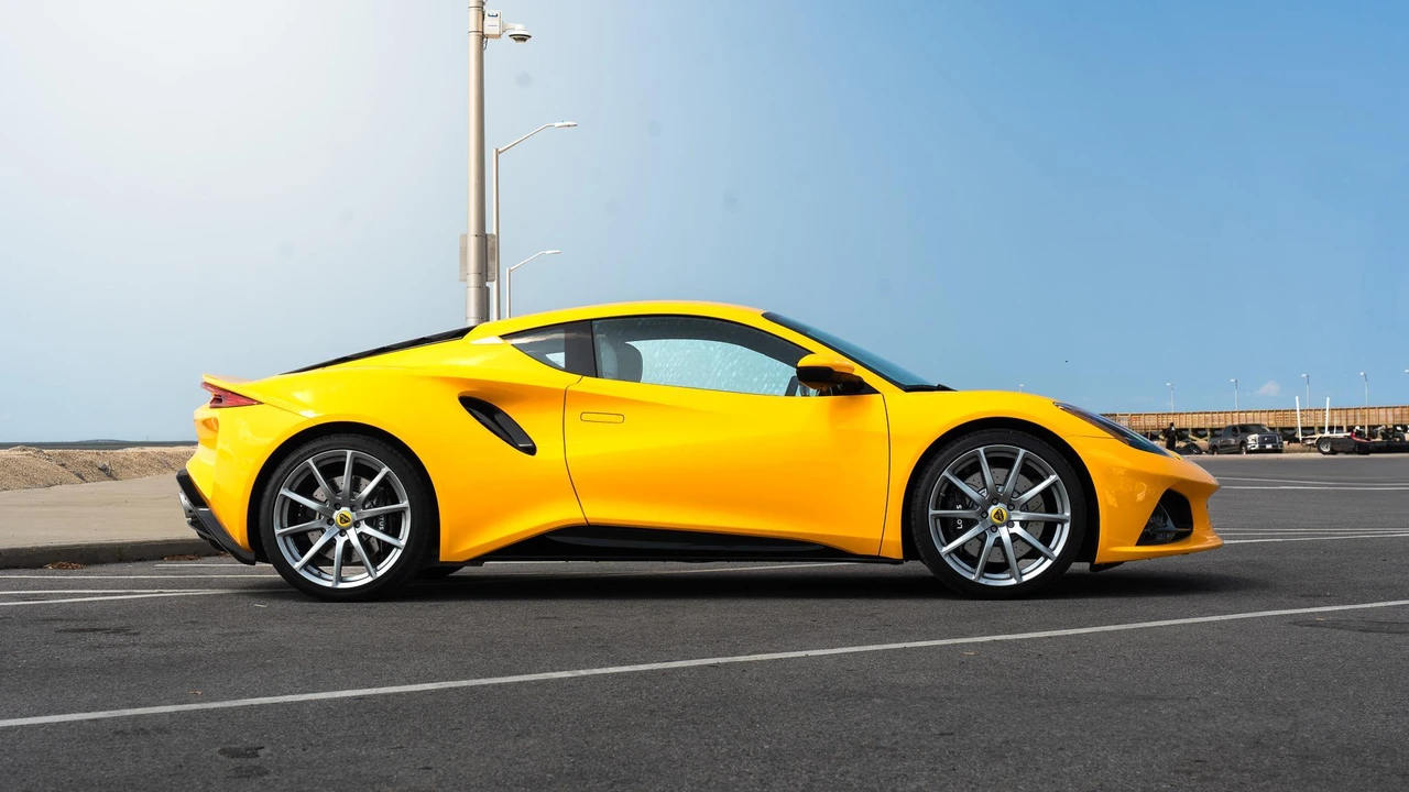 2025 Lotus Emira - Image 25 of 31