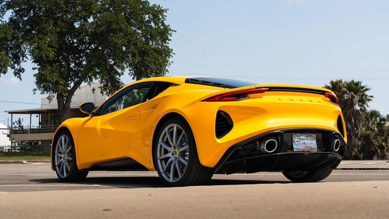 2025 Lotus Emira - Image 18 of 31