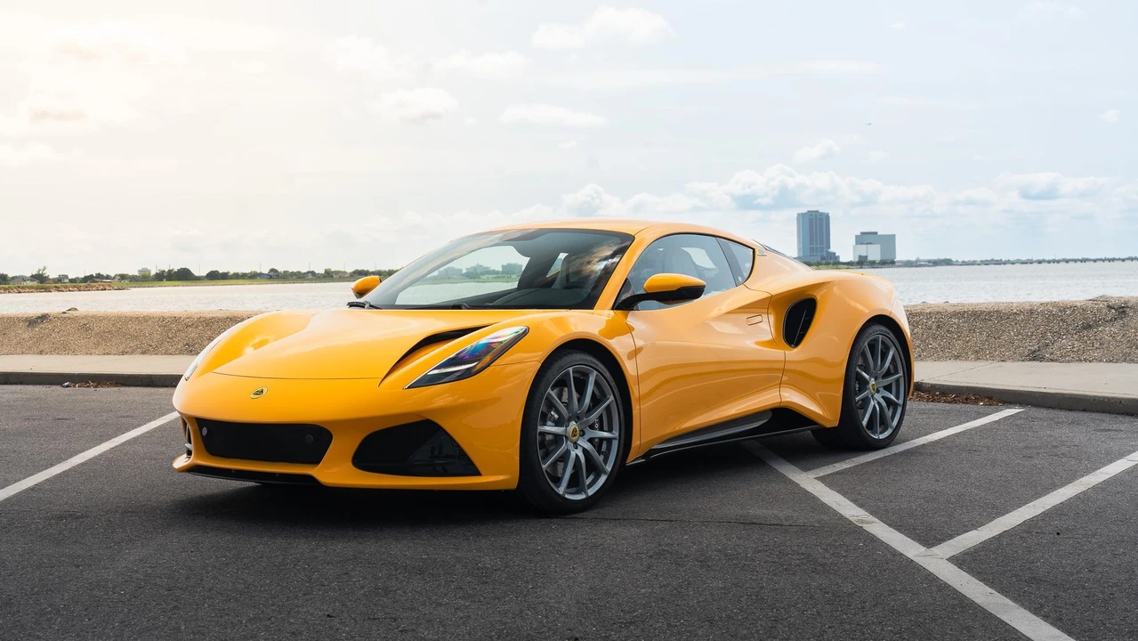 2025 Lotus Emira - Image 10 of 31