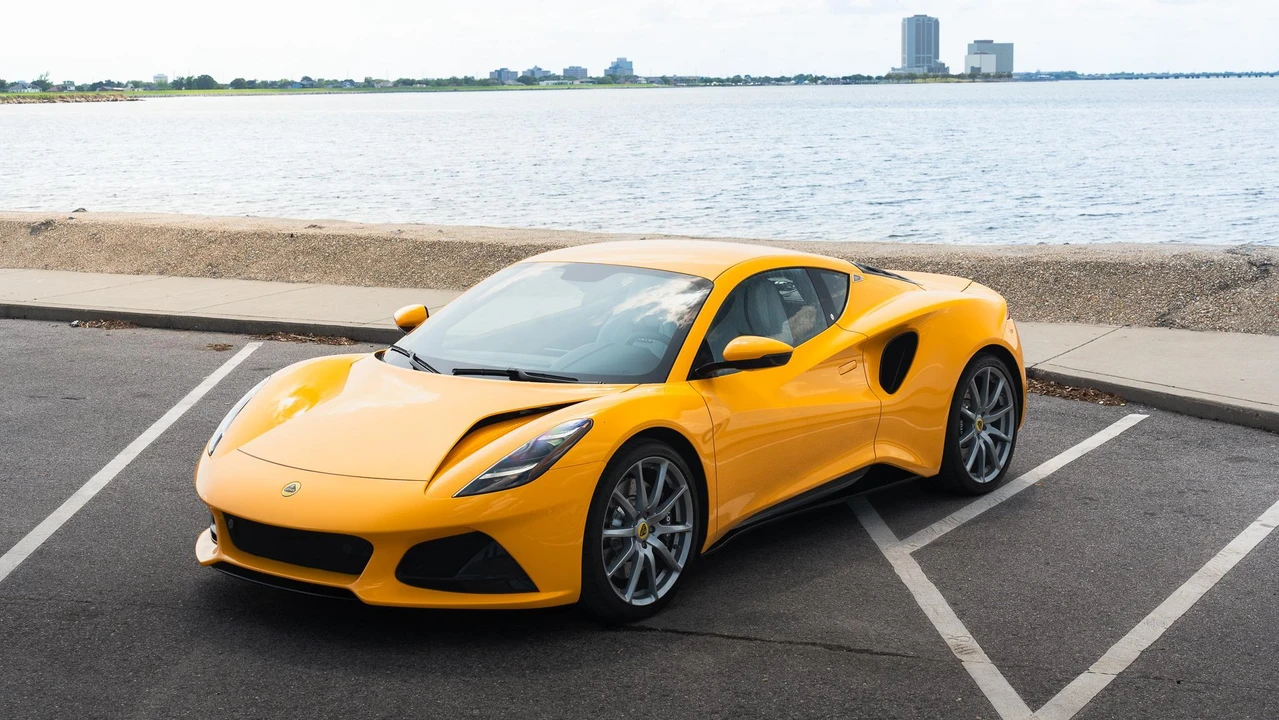 2025 Lotus Emira - Image 9 of 31