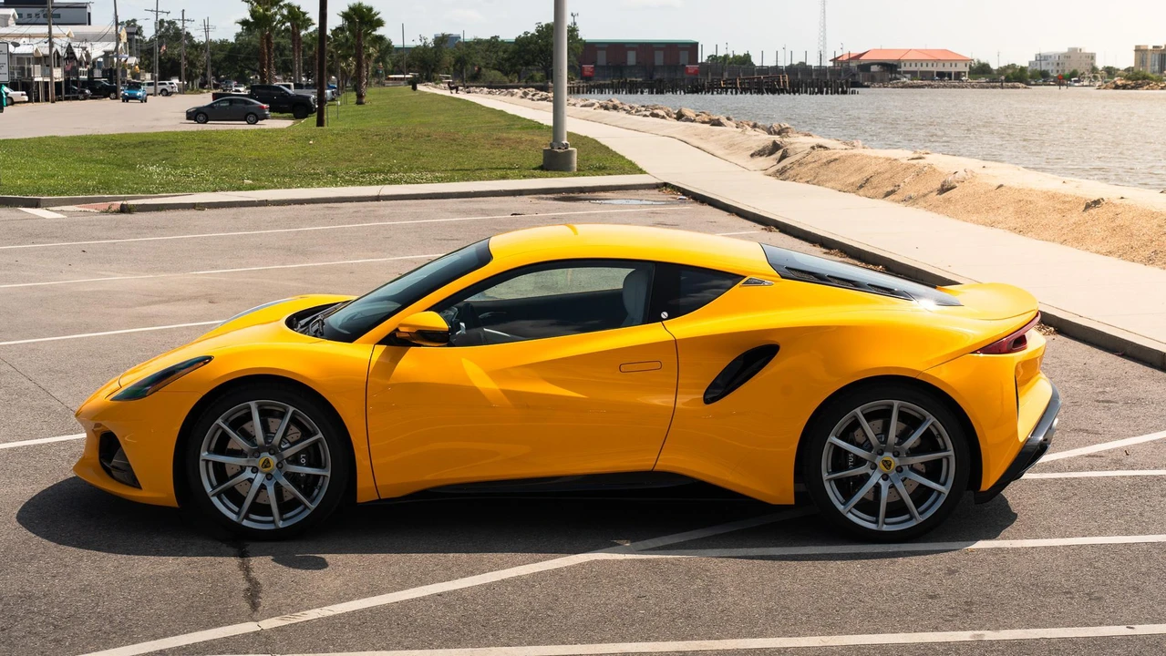 2025 Lotus Emira - Image 13 of 31