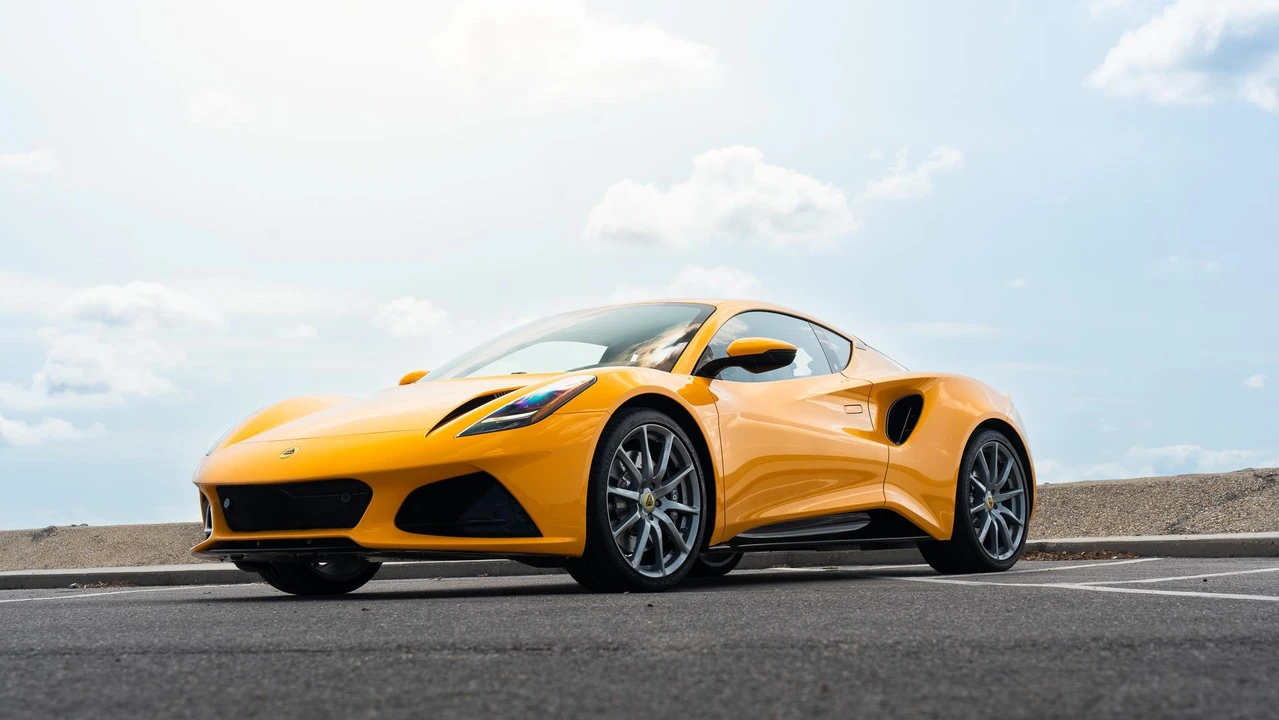 2025 Lotus Emira - Image 11 of 31