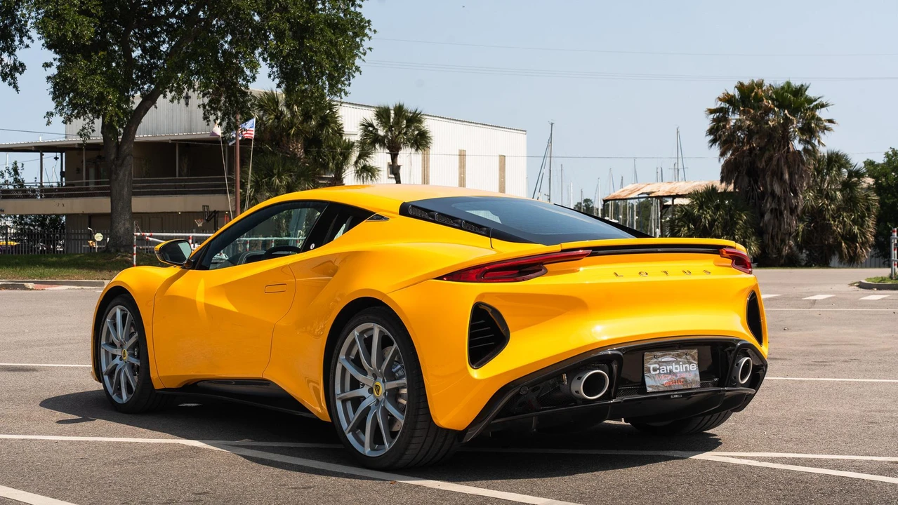 2025 Lotus Emira - Image 16 of 31