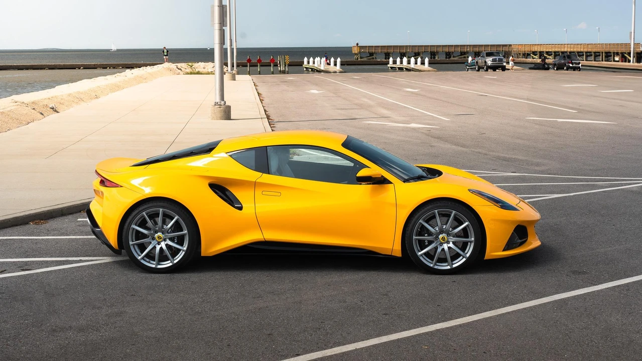 2025 Lotus Emira - Image 24 of 31