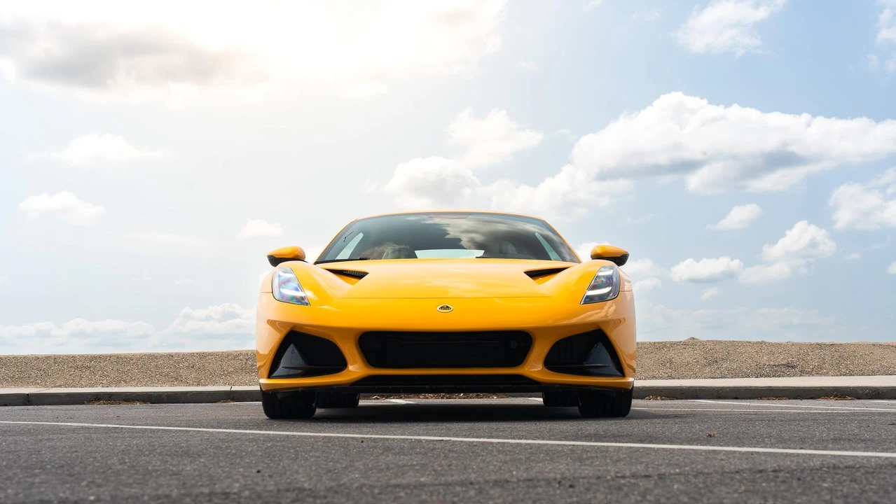 2025 Lotus Emira - Image 8 of 31