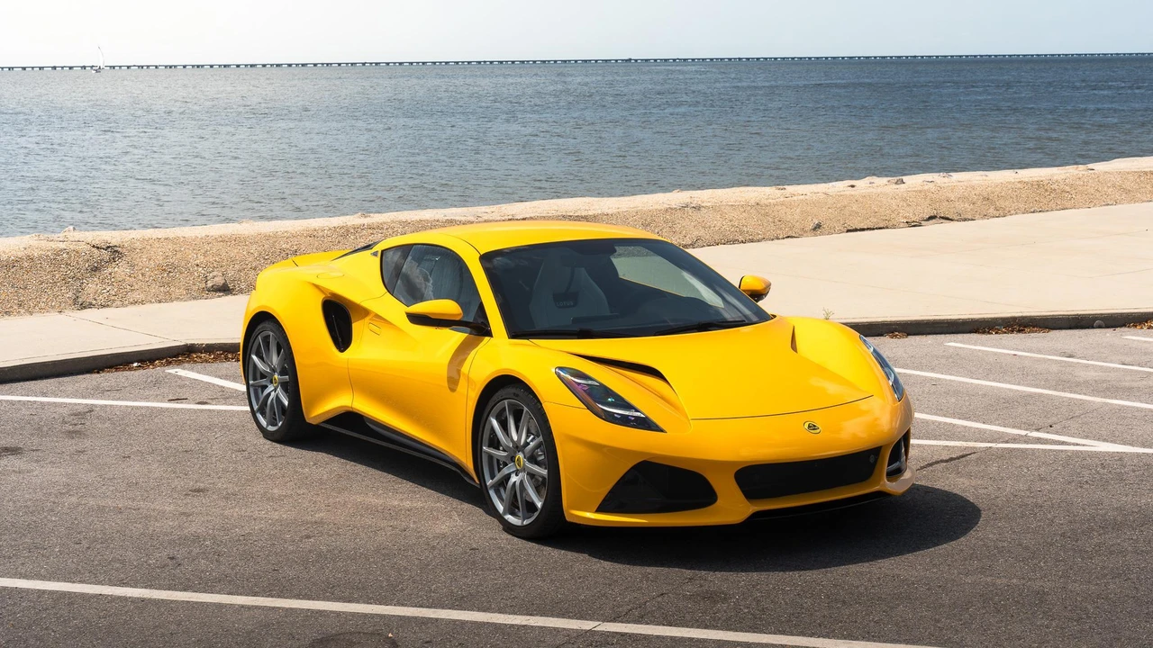 2025 Lotus Emira - Image 27 of 31