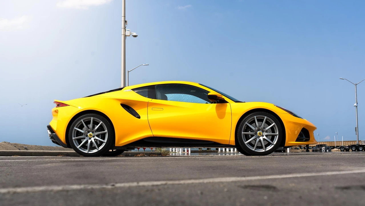 2025 Lotus Emira - Image 26 of 31