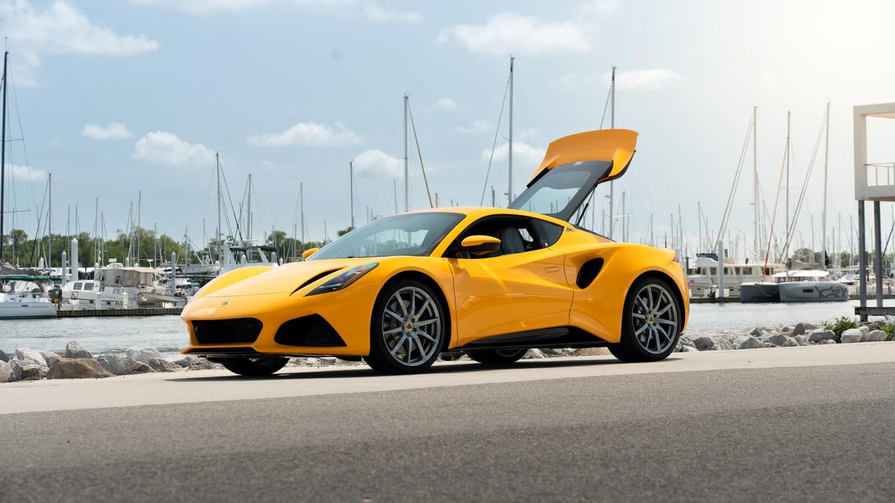 2025 Lotus Emira - Image 12 of 31