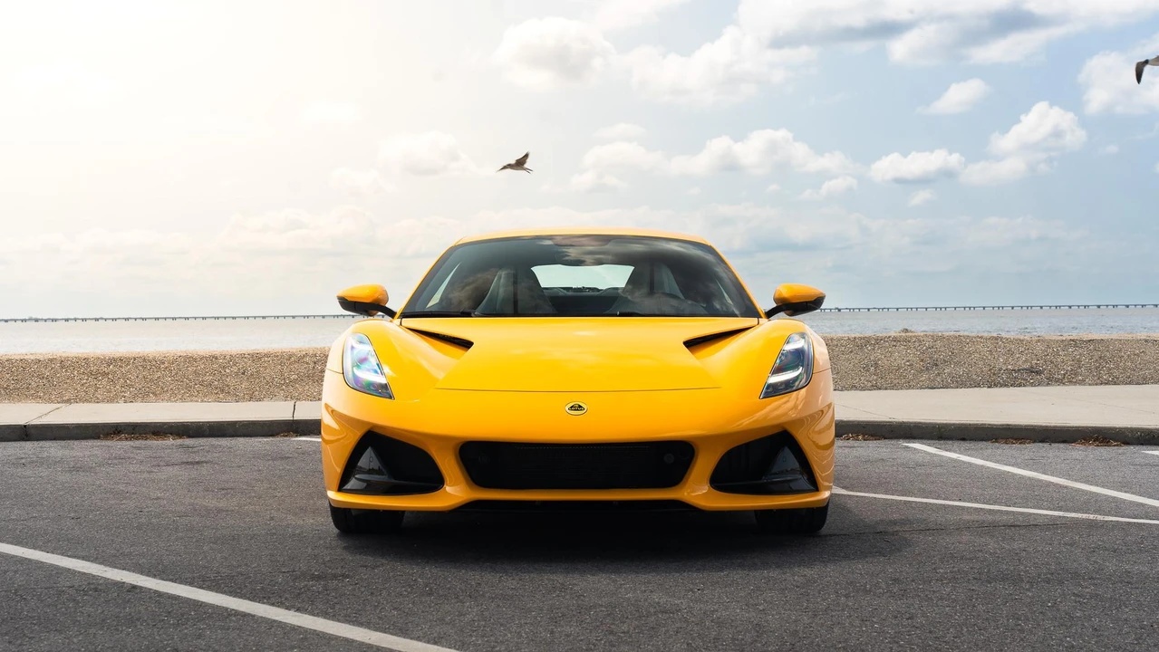 2025 Lotus Emira - Image 7 of 31