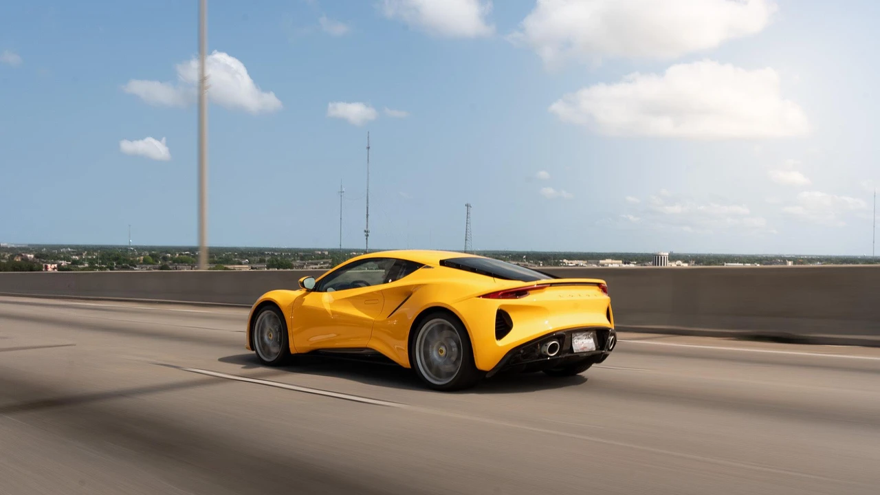 2025 Lotus Emira - Image 17 of 31