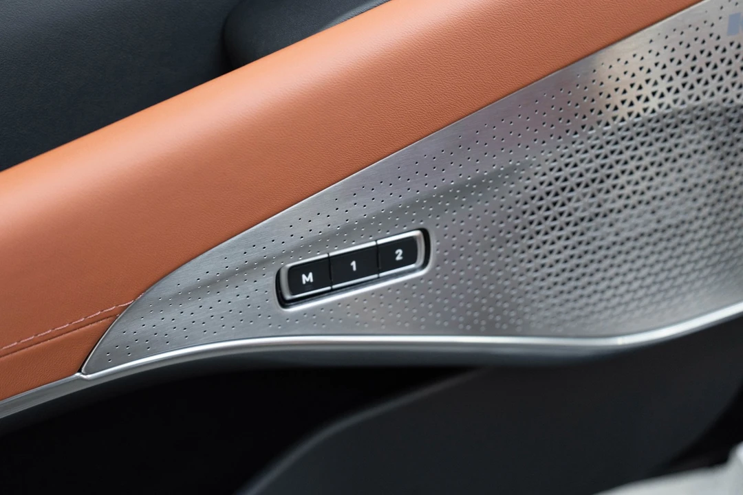 2025 Lotus Emira - Image 11 of 21