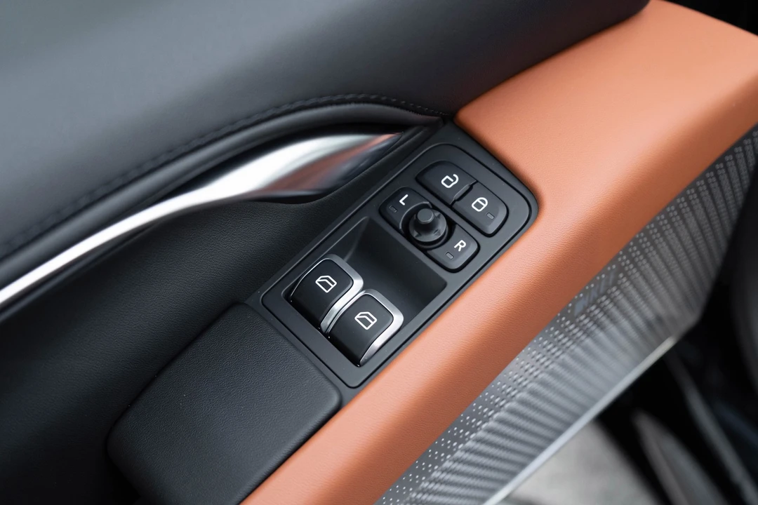 2025 Lotus Emira - Image 10 of 21