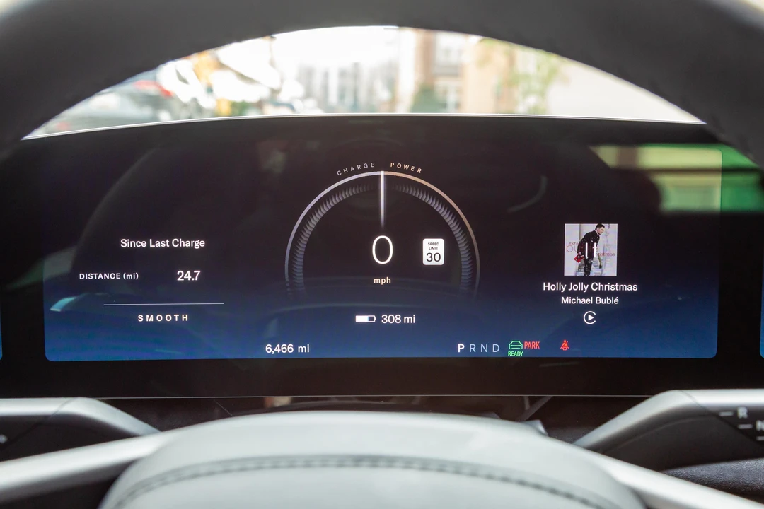 2025 Lucid Air - Image 24 of 31