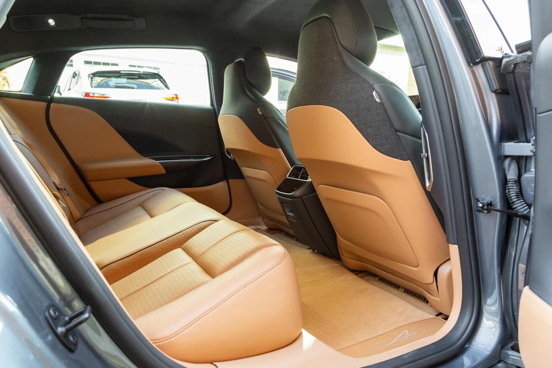 2025 Lucid Air - Image 29 of 31