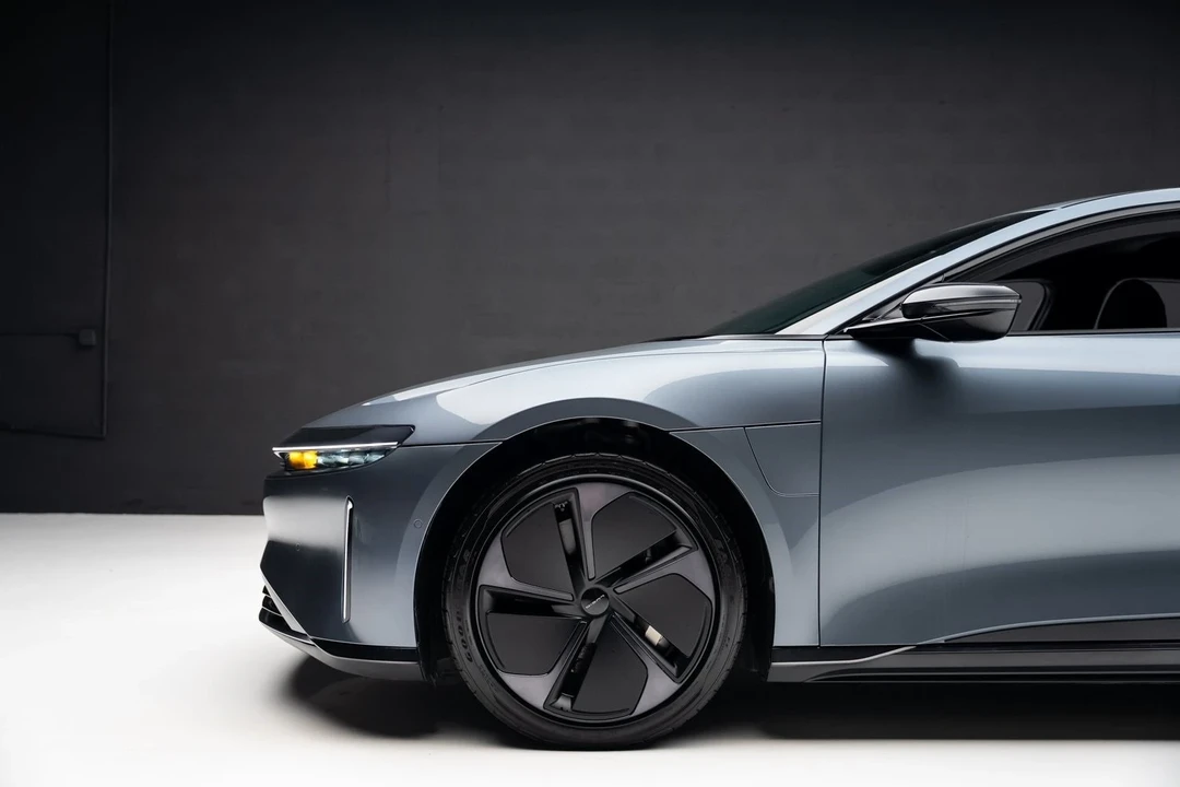 2025 Lucid Air - Image 18 of 21