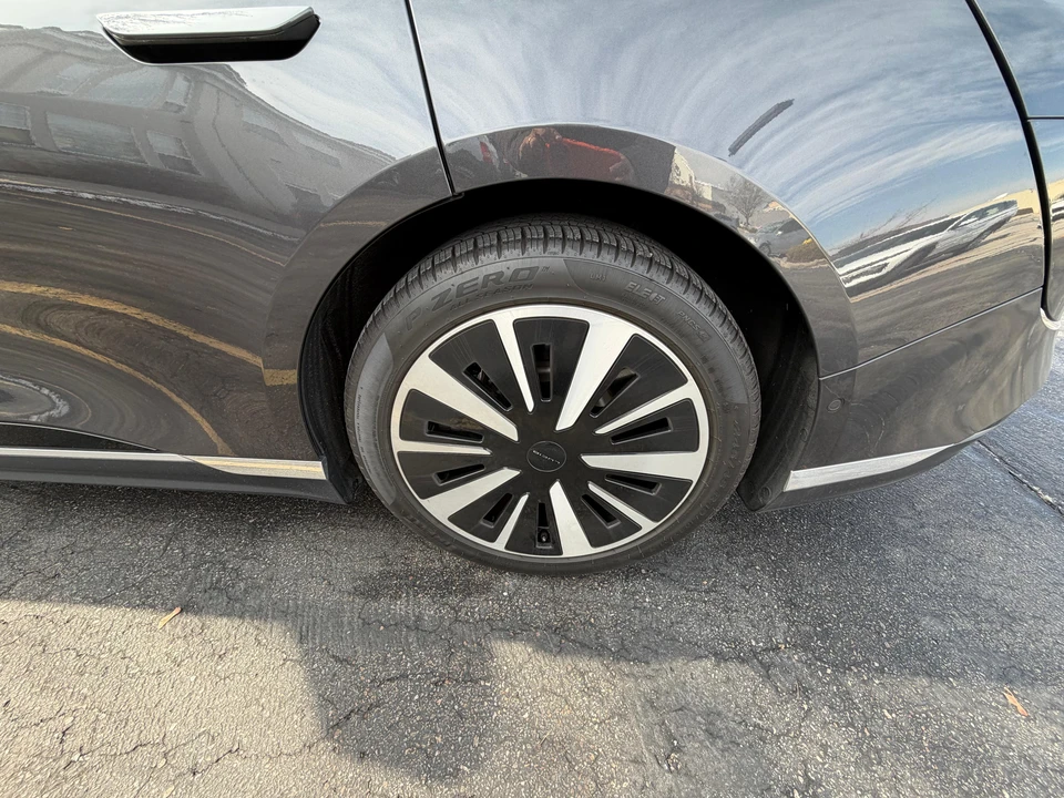 2025 Lucid Air - Image 23 of 31