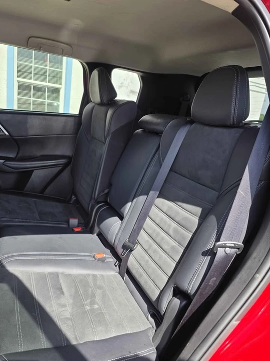 2025 Mitsubishi Outlander - Image 10 of 10