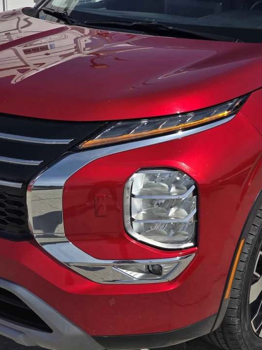 2025 Mitsubishi Outlander - Image 2 of 10