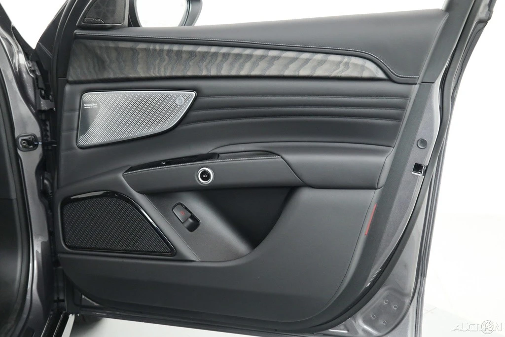 2025 Maserati Grecale - Image 9 of 20