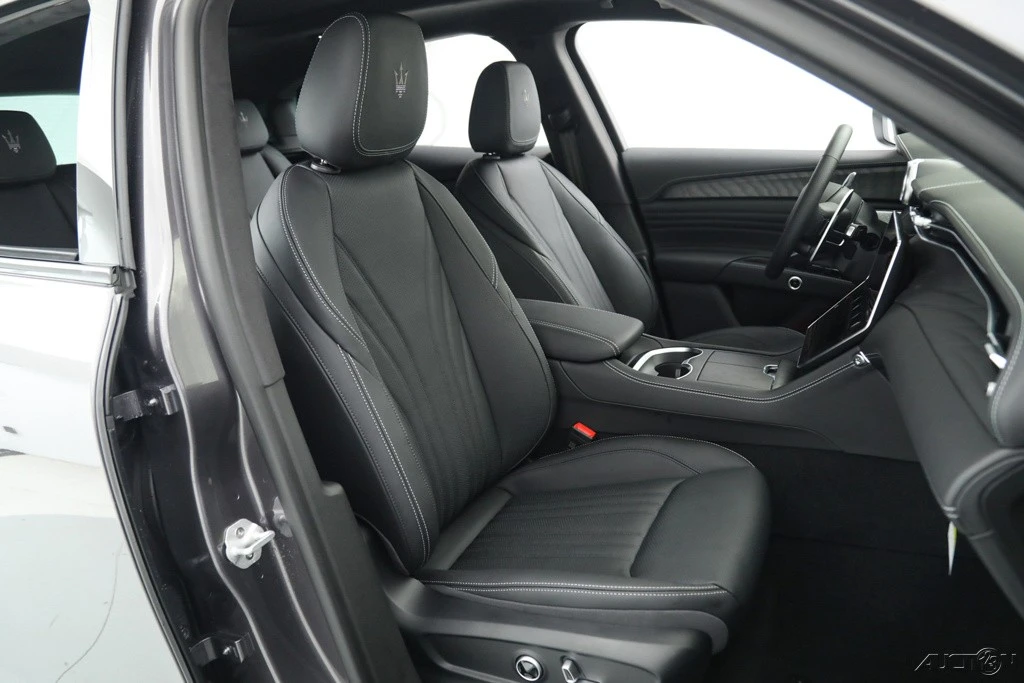 2025 Maserati Grecale - Image 11 of 20