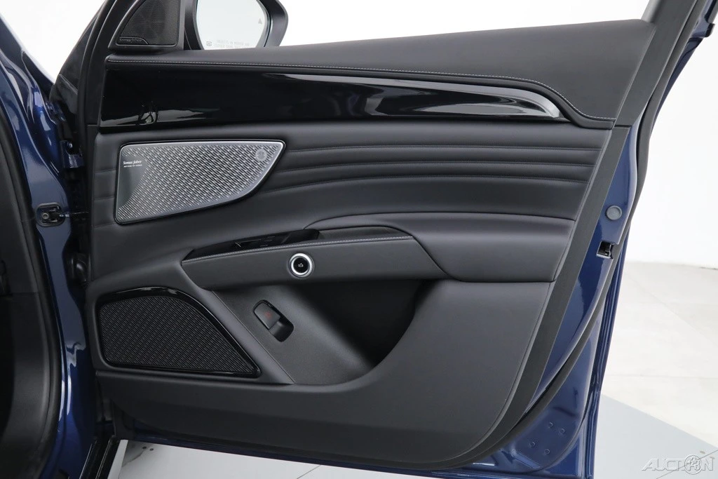 2025 Maserati Grecale - Image 11 of 18