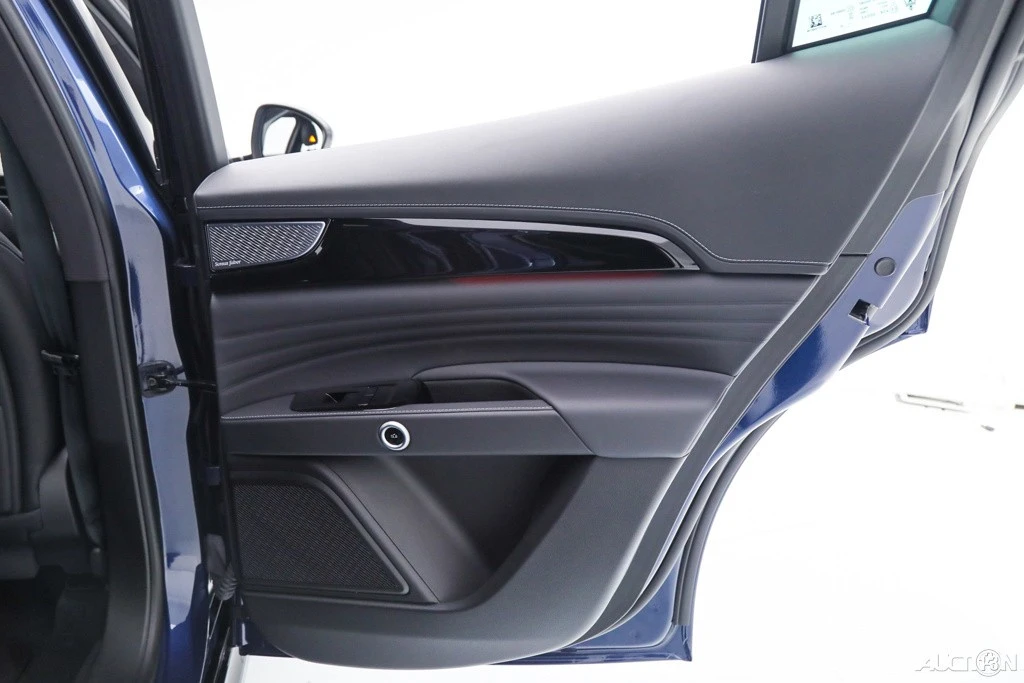 2025 Maserati Grecale - Image 11 of 18