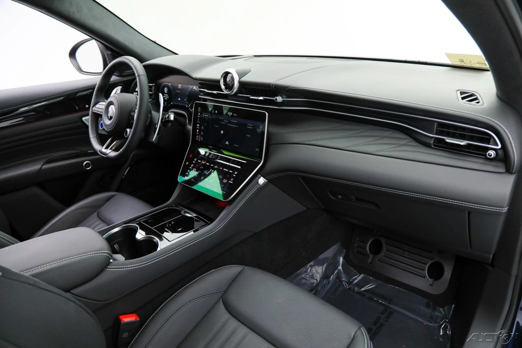 2025 Maserati Grecale - Image 9 of 18