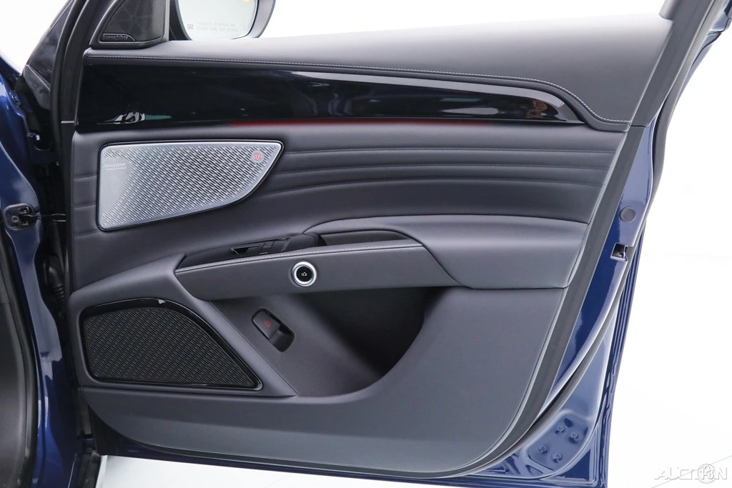 2025 Maserati Grecale - Image 8 of 18