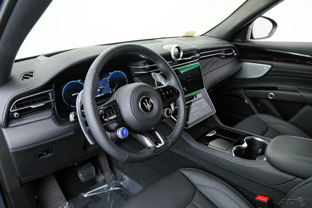 2025 Maserati Grecale - Image 14 of 18