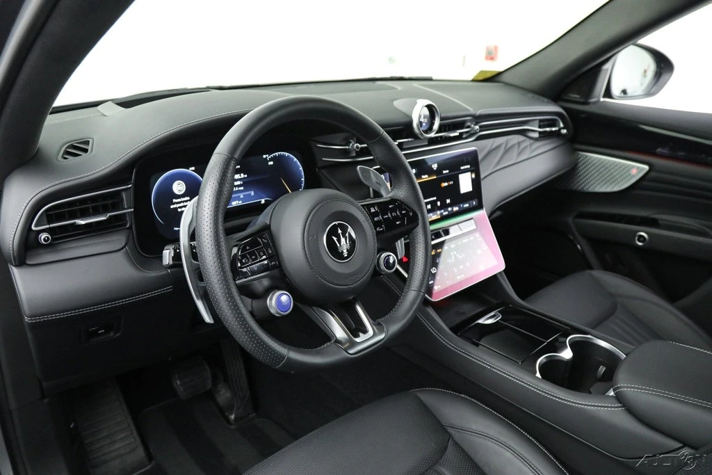 2025 Maserati Grecale - Image 18 of 21