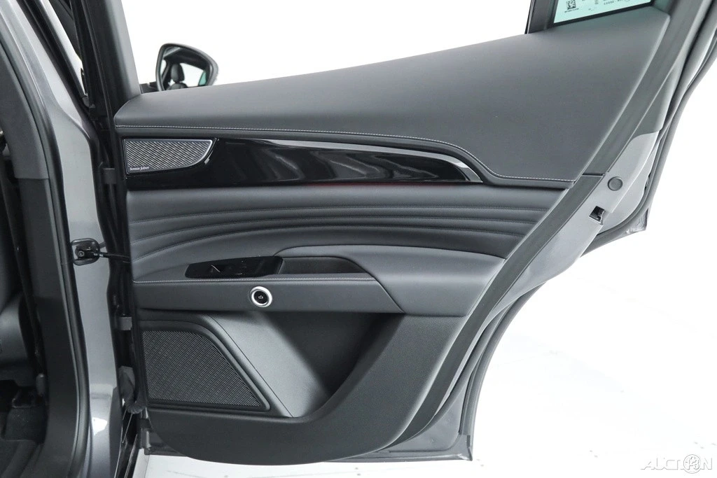 2025 Maserati Grecale - Image 15 of 21