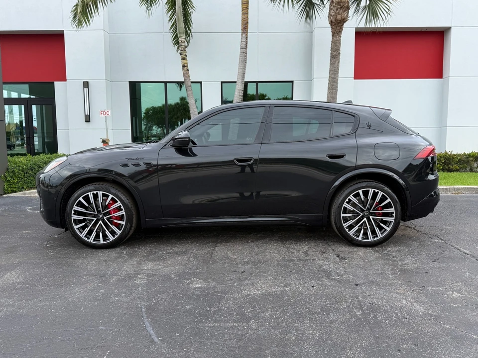 2025 Maserati Grecale - Image 12 of 31