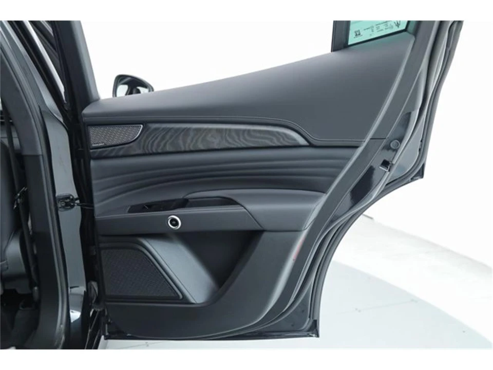 2025 Maserati Grecale - Image 12 of 19