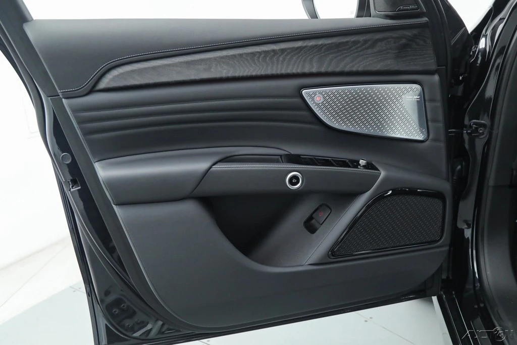 2025 Maserati Grecale - Image 14 of 19