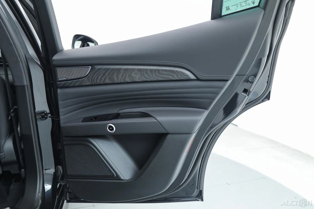 2025 Maserati Grecale - Image 12 of 19