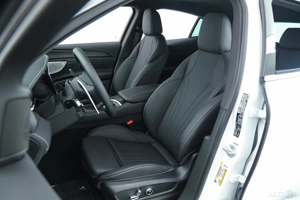 2025 Maserati Grecale - Image 16 of 19