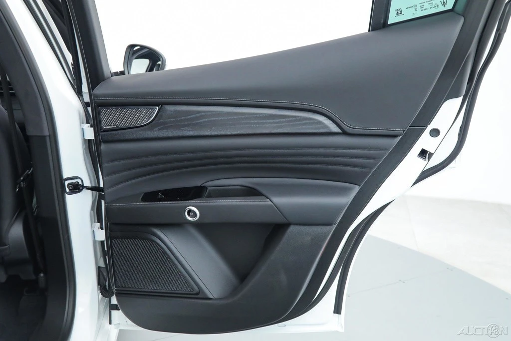 2025 Maserati Grecale - Image 12 of 19