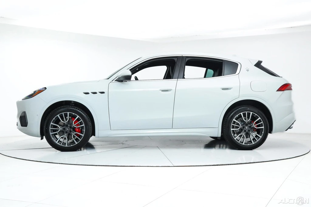 2025 Maserati Grecale - Image 2 of 19