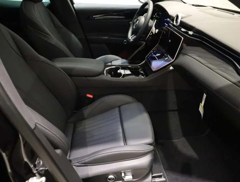2025 Maserati Grecale - Image 16 of 20