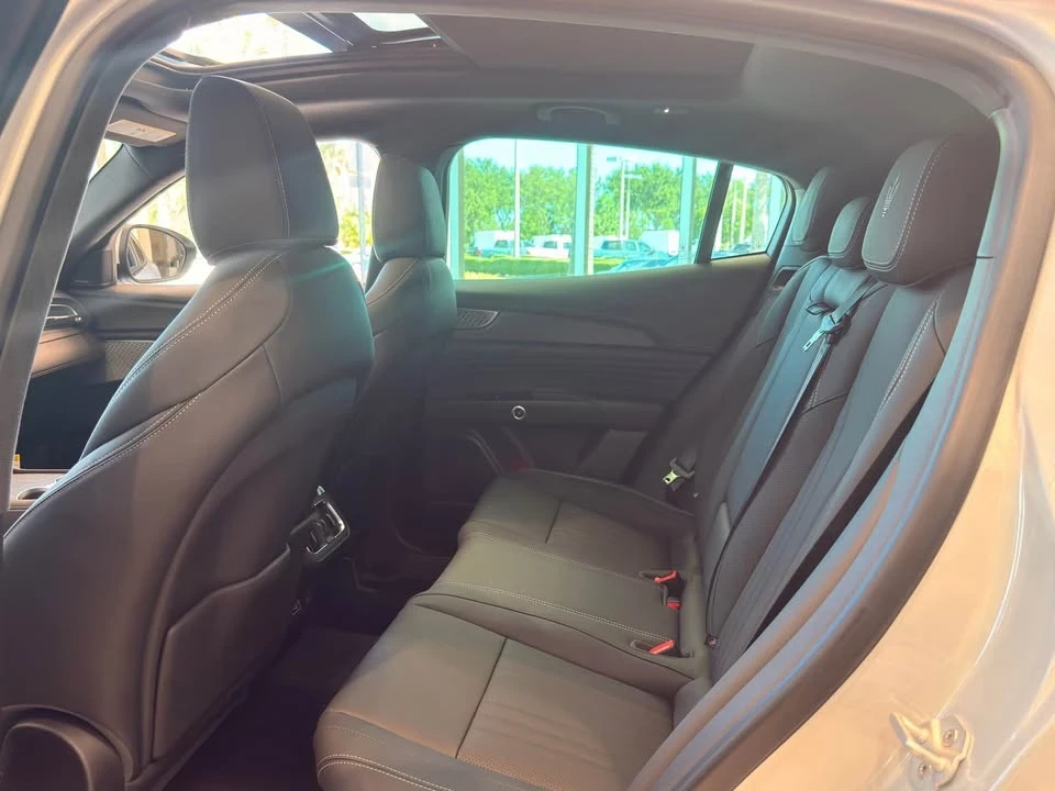 2025 Maserati Grecale - Image 10 of 14