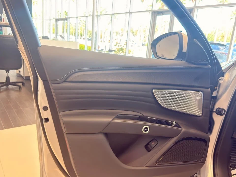 2025 Maserati Grecale - Image 9 of 14