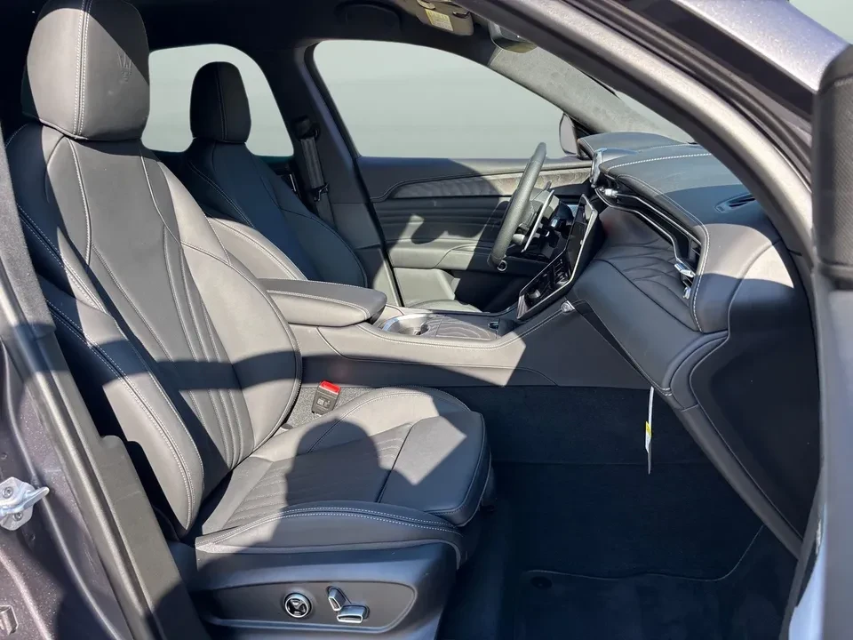 2025 Maserati Grecale - Image 10 of 12