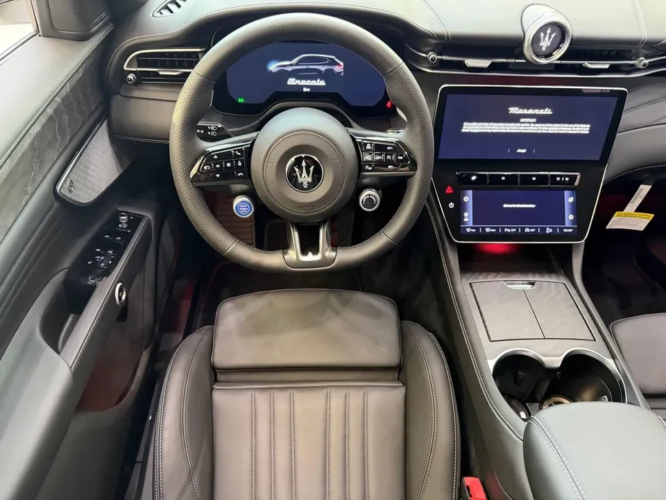 2025 Maserati Grecale - Image 8 of 11