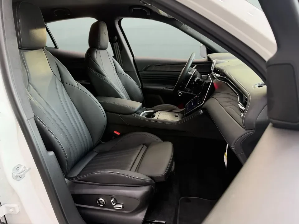 2025 Maserati Grecale - Image 9 of 11