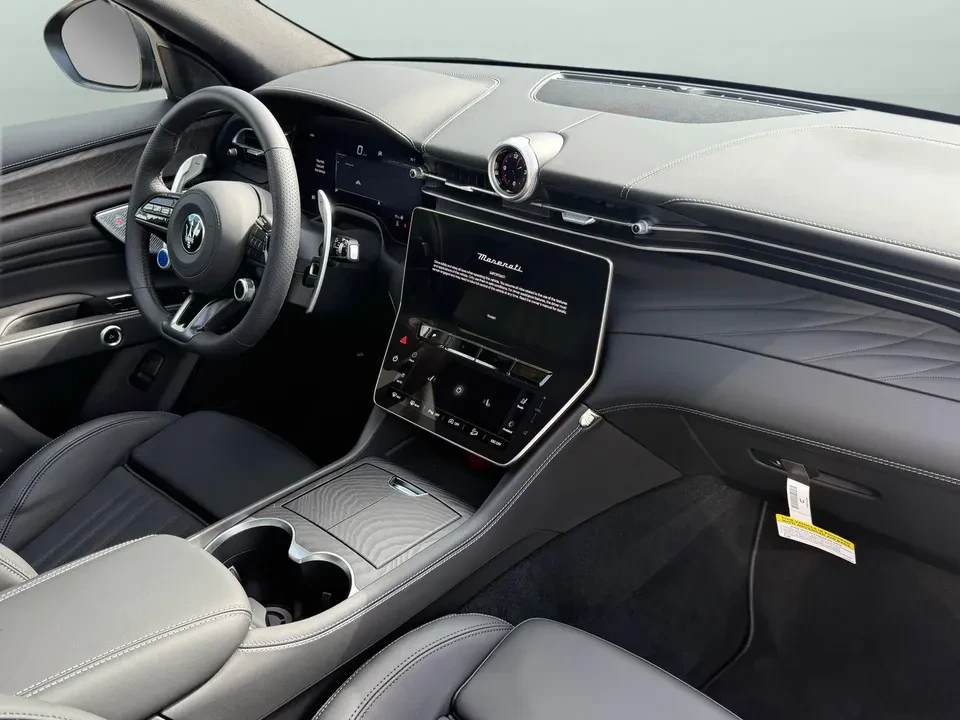 2025 Maserati Grecale - Image 7 of 11