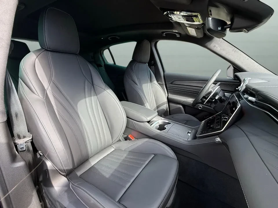 2025 Maserati Grecale - Image 9 of 11