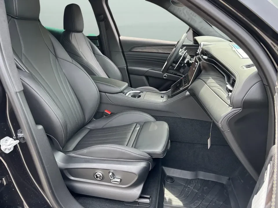 2025 Maserati Grecale - Image 8 of 11