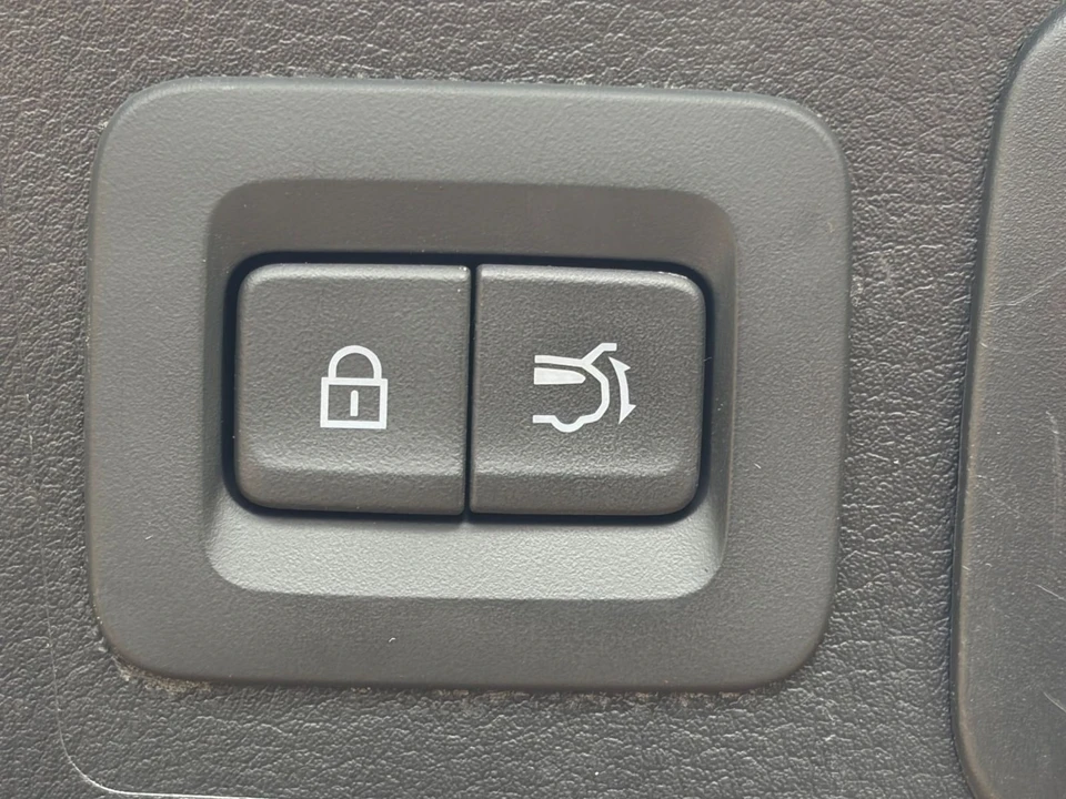 2025 Mazda CX-50 - Image 17 of 31